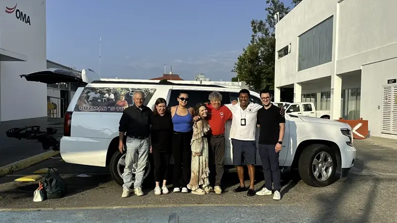 Jos� Manuel Guzm�n with clients