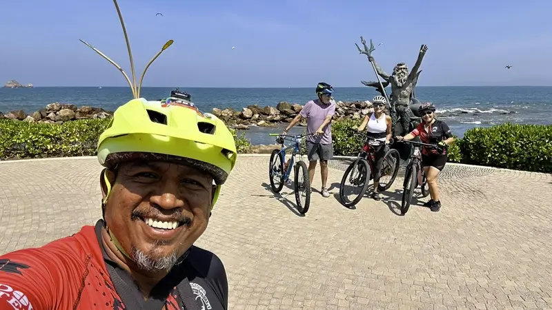 Bike to the statue of Oliverio at Playa Linda
